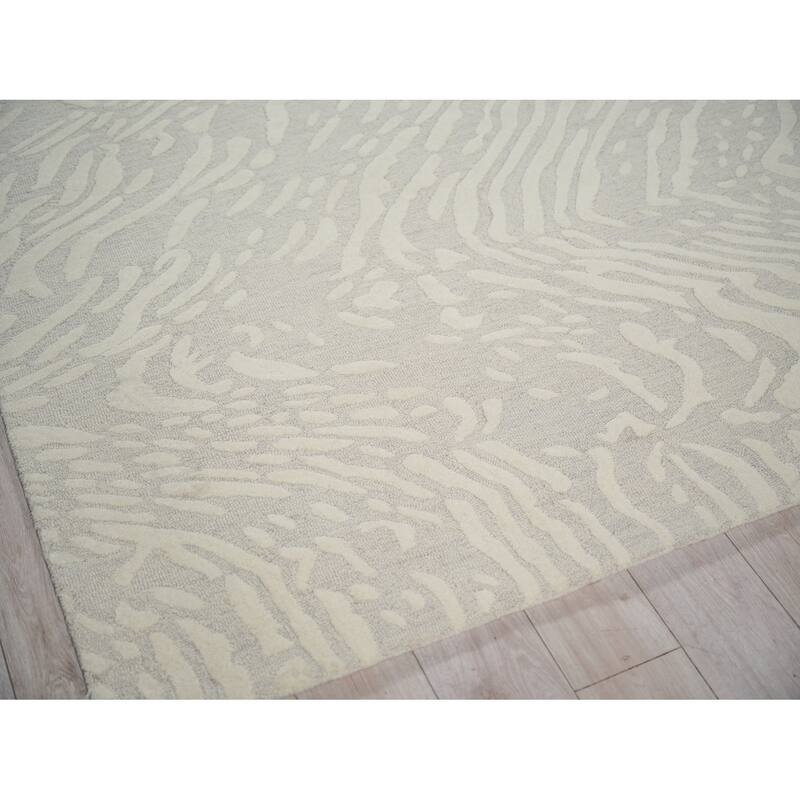 Entro Handmade New Zealand Wool Silver/Ivory Area Rug.