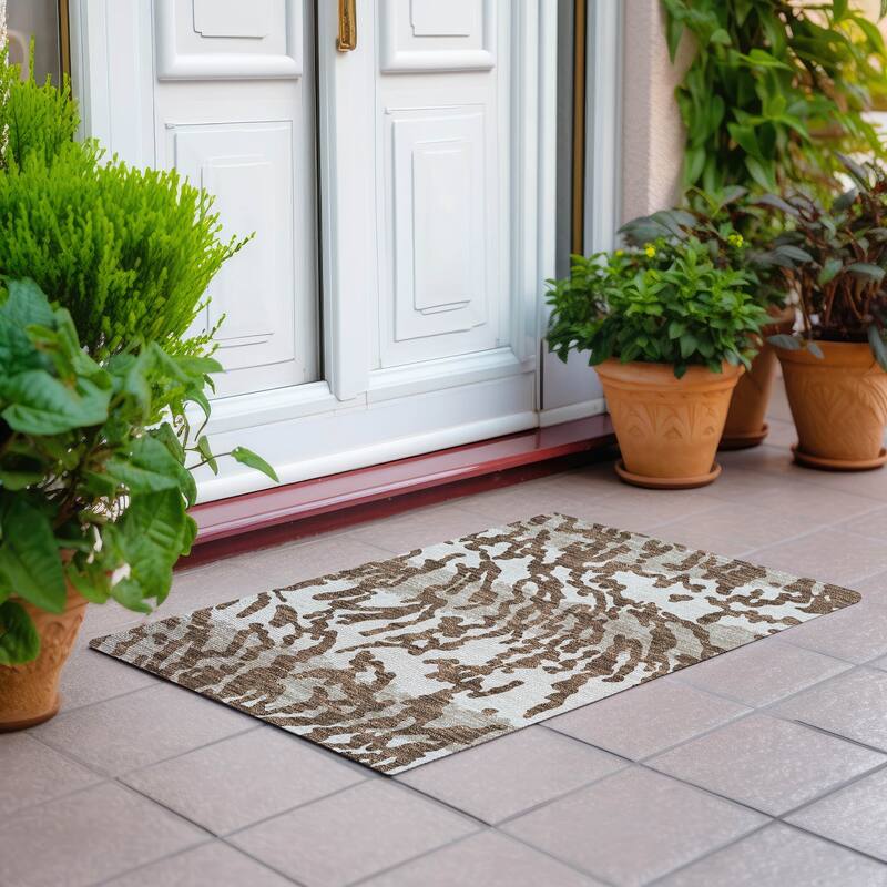 Machine Washable Indoor/ Outdoor Chantille Abstract Animal Print Rug - Chocolate - 1'8" x 2'6"