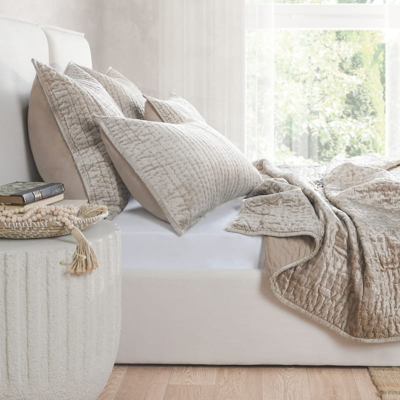 Villa by Classic Home Dimitry 3-Piece Velvet Quilt Set