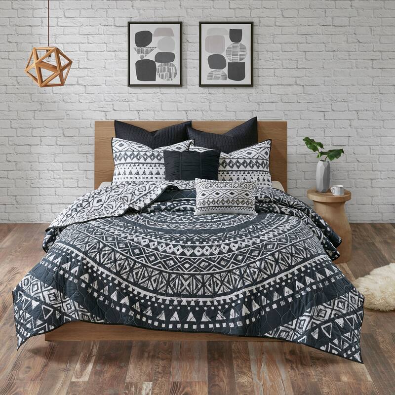 Intelligent Design Cora 7 Piece Reversible Cotton Quilt Set with Euro Shams and Thrwo Pillows - Black - Queen