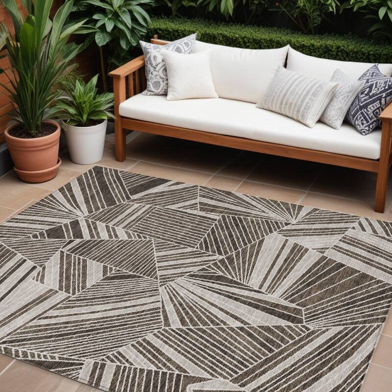 HomeRoots Geometric Transitional Rectangle Outdoor Rug - 10' X 14'