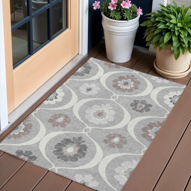 HomeRoots Medallion Transitional Rectangle Outdoor Rug - 3' x 5'