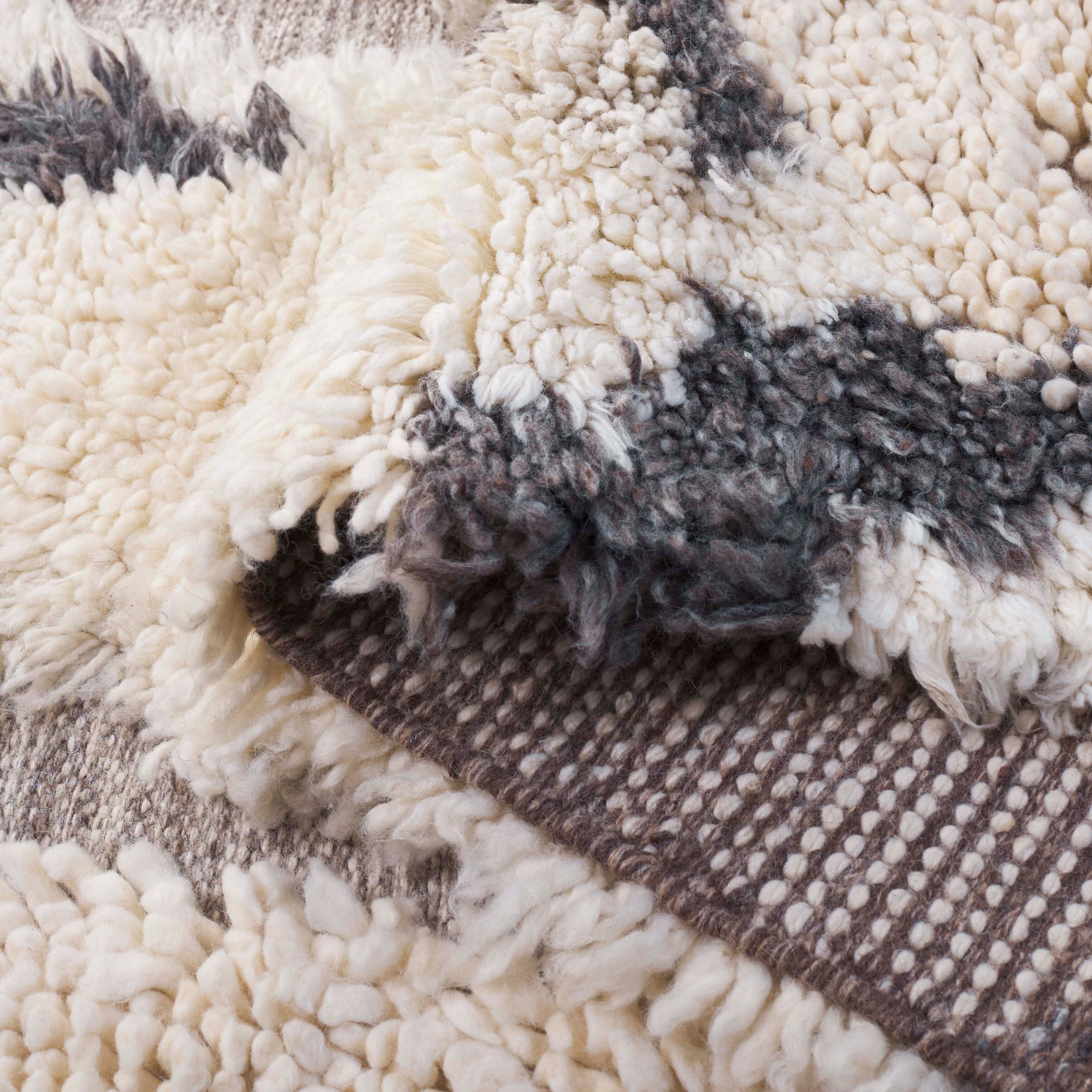 SAFAVIEH Handmade Casablanca Shag Fusako Wool High-Low Pile Rug