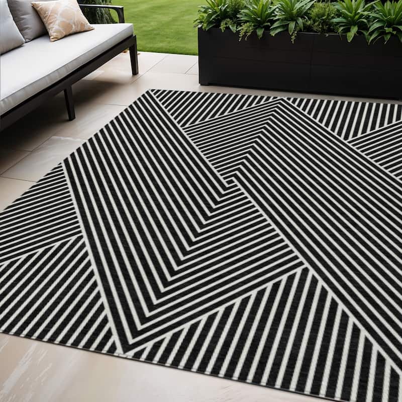 HomeRoots Geometric Transitional Rectangle Outdoor Rug - 5' X 8'