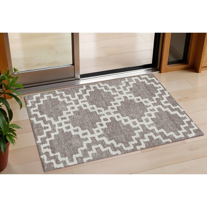 HomeRoots Geometric Transitional Rectangle Outdoor Rug - 3' x 5'
