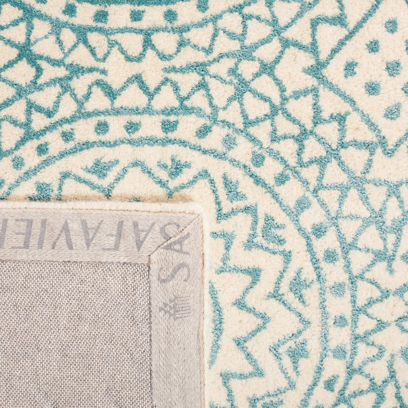 SAFAVIEH Handmade Bella Heita Modern Floral Wool Rug