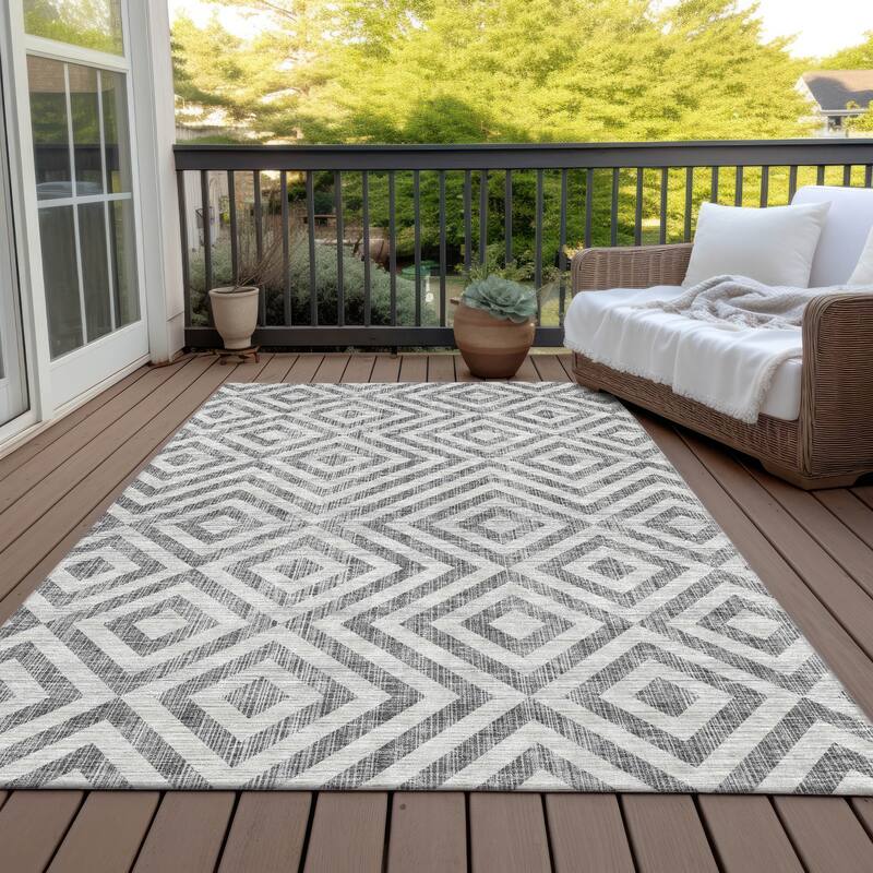 Machine Washable Indoor/ Outdoor Chantille Diamond Geo Rug - Gray - 5' x 7'6"