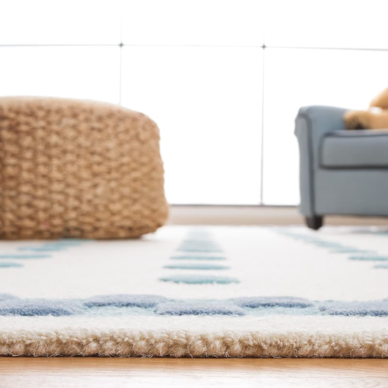 SAFAVIEH Handmade Kids Sonngard Dots Wool Rug