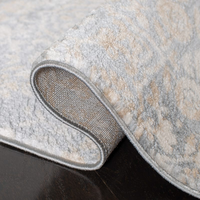 SAFAVIEH Isabella Eriona Traditional Rug