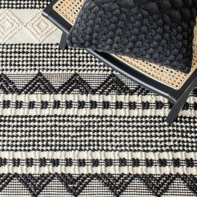 SAFAVIEH Handmade Natura Annedorte Wool Rug