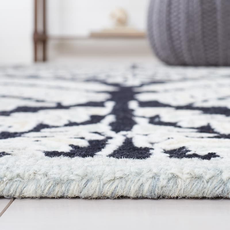 SAFAVIEH Handmade Capri Ilianka Wool Rug