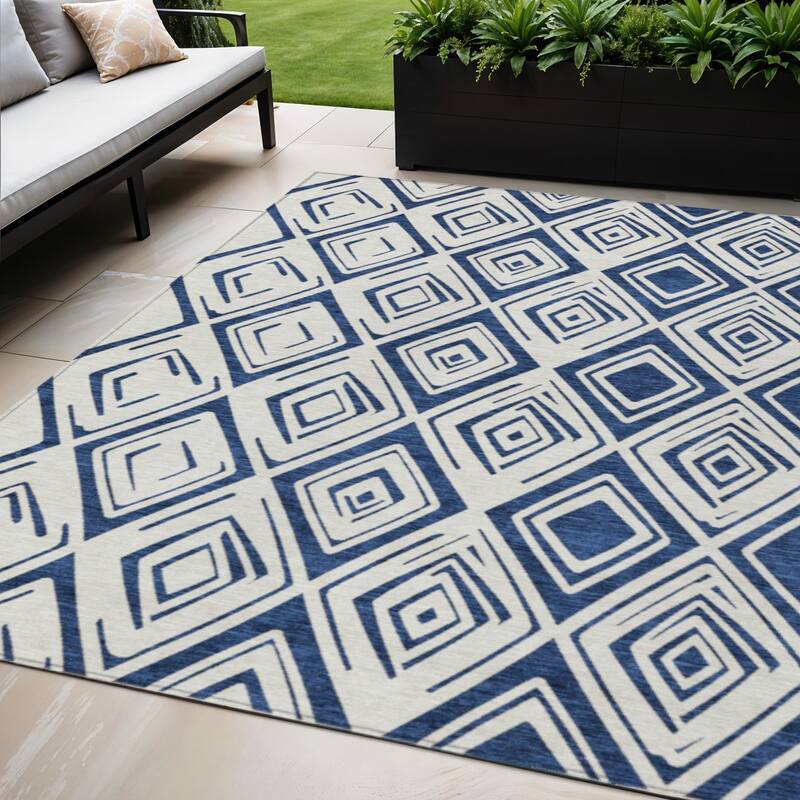 HomeRoots Geometric Transitional Rectangle Outdoor Rug - 5' X 8'