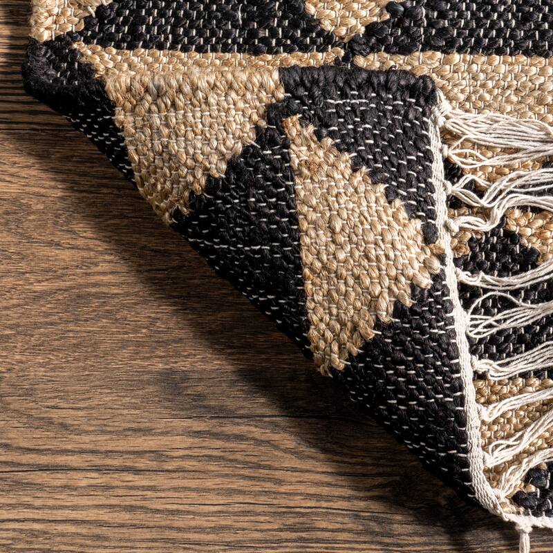 Arrowroot Geometric Tasseled Area Rug