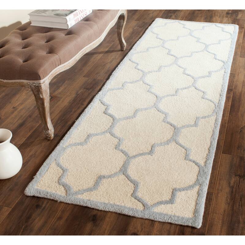 SAFAVIEH Handmade Cambridge Oddny Moroccan Trellis Wool Rug - 2'6" x 8' Runner - Ivory/Light Blue