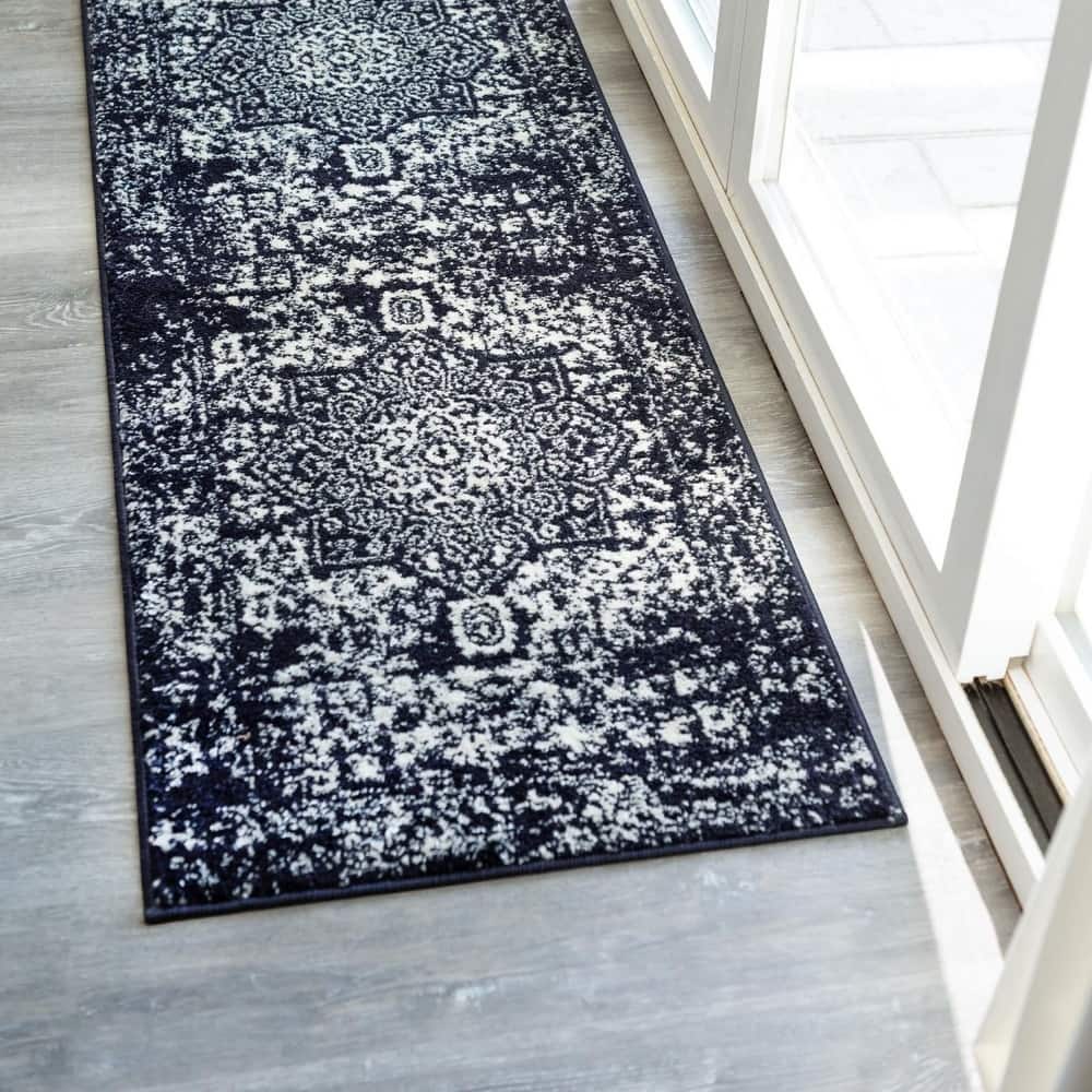 Traditional Brenda Collection Area Rug