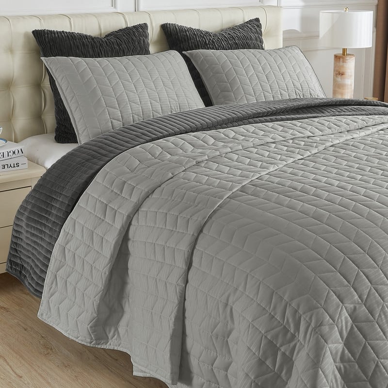 Wonderful Jacquard Quilt Set 3-Piece for All Seasons