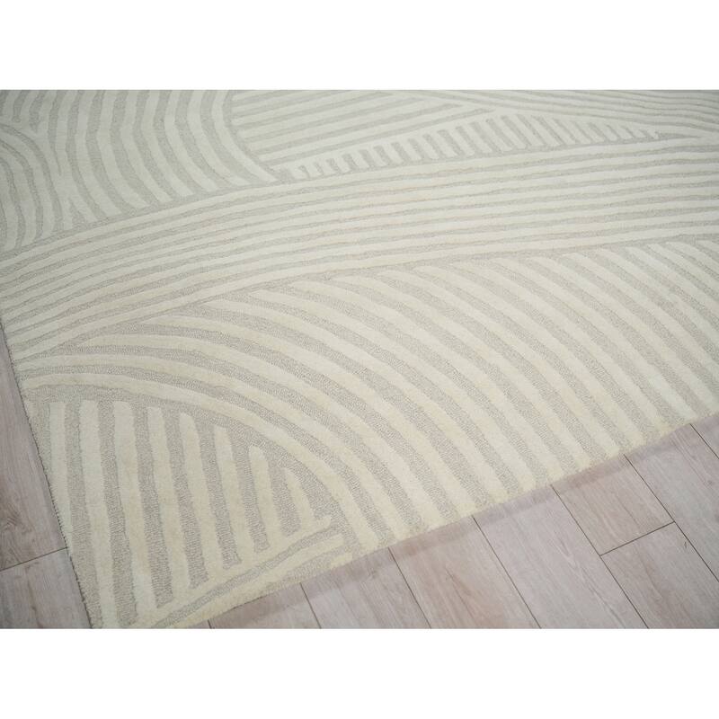 Entro Handmade New Zealand Wool Silver/Ivory Area Rug.