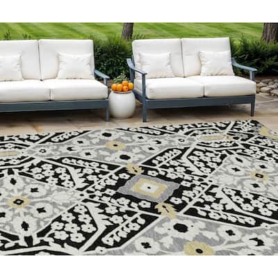 HomeRoots Floral Transitional Rectangle Outdoor Rug