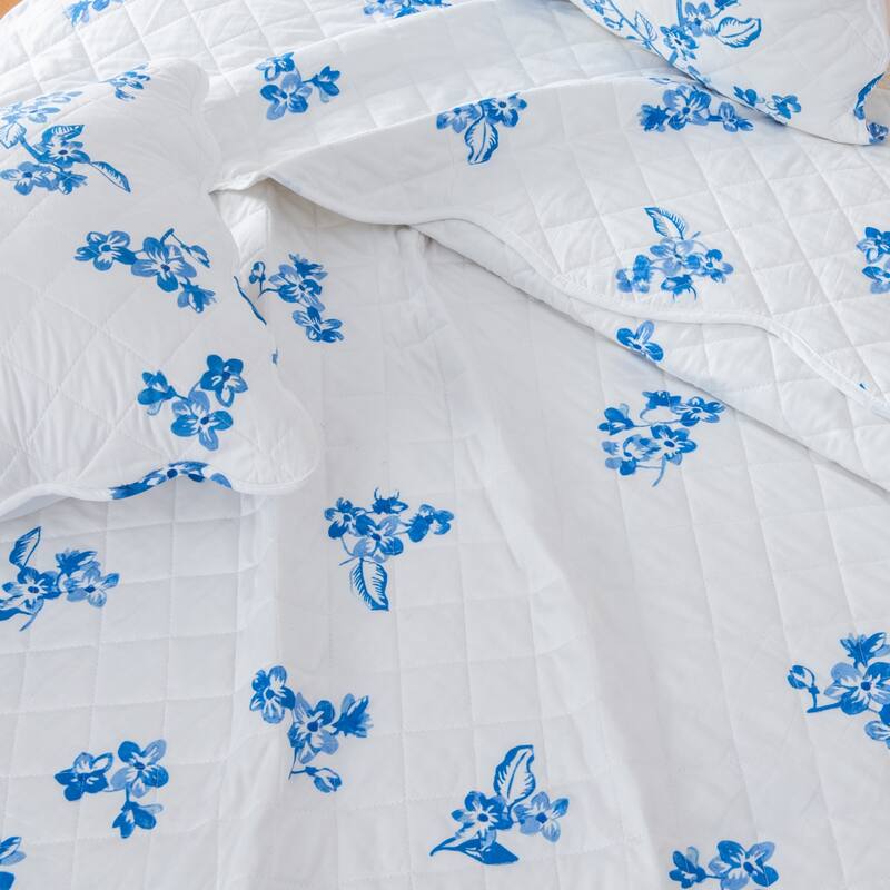 Luxurious Blue Floral with Scalloped Hem Microfiber Quilt Set With Shams