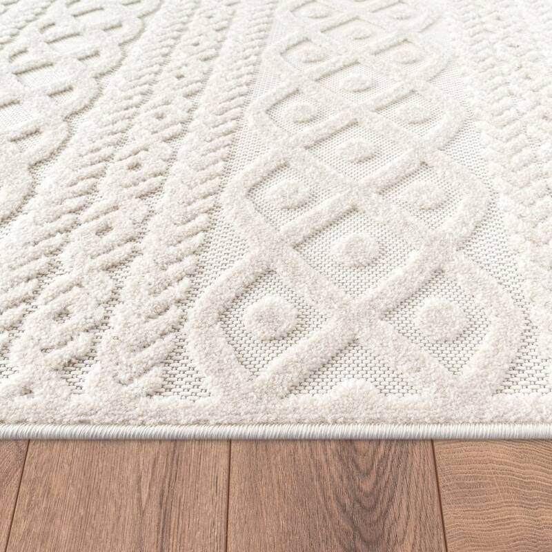 Modern Area Rug with Soft High Low Trellis Pattern in Aztec Look in Silver Cream