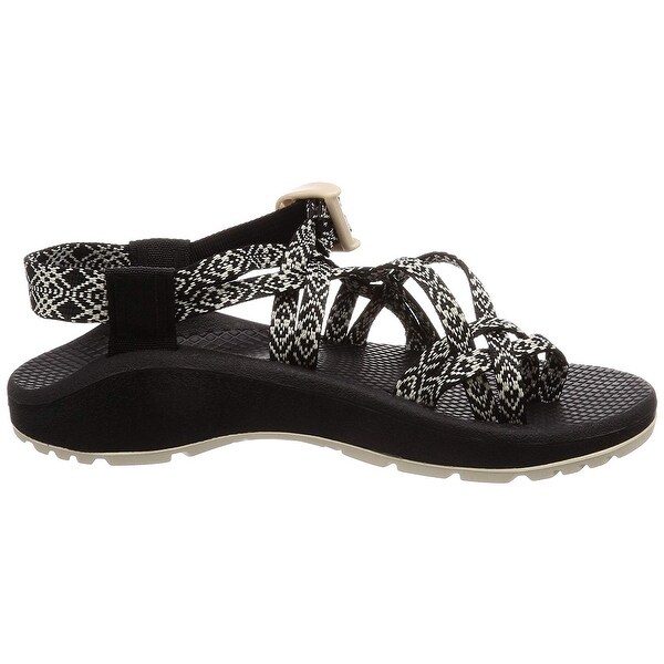 black strappy chacos