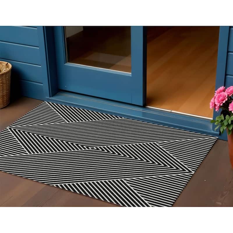 HomeRoots Geometric Transitional Rectangle Outdoor Rug - 3' x 5'