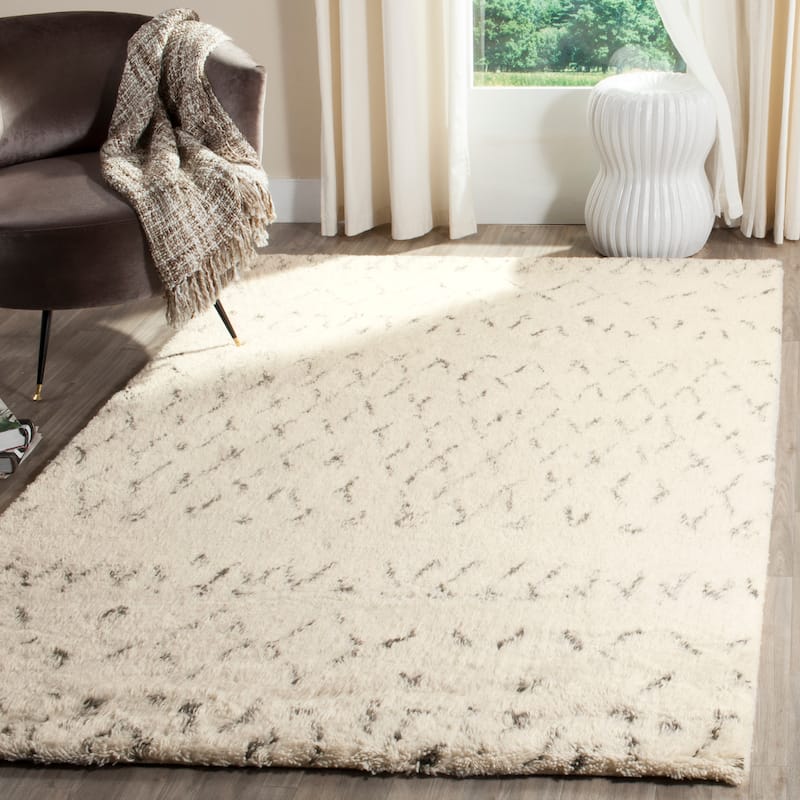 SAFAVIEH Handmade Casablanca Shag Intisar Tribal Wool 1.25-inch Thick - 5' x 8' - Ivory/Grey - Rectangle