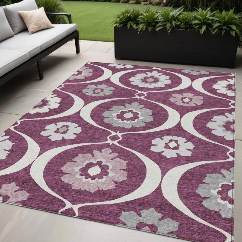 HomeRoots Medallion Transitional Rectangle Outdoor Rug - 5' X 8'