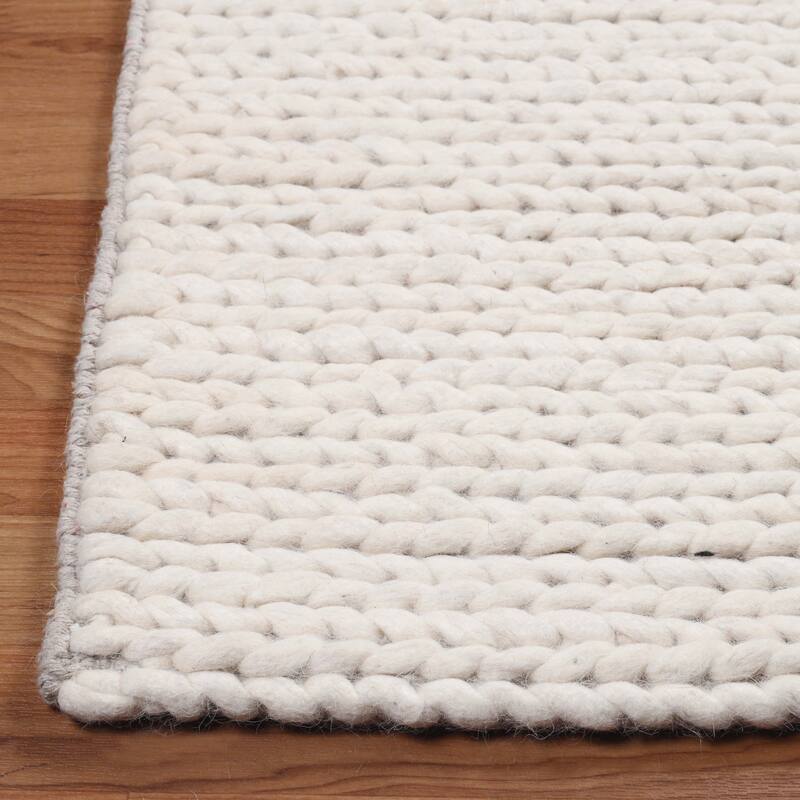 Handcrafted Traditional Rustic Handmade Braided Wool Indoor Area Rug by Superior