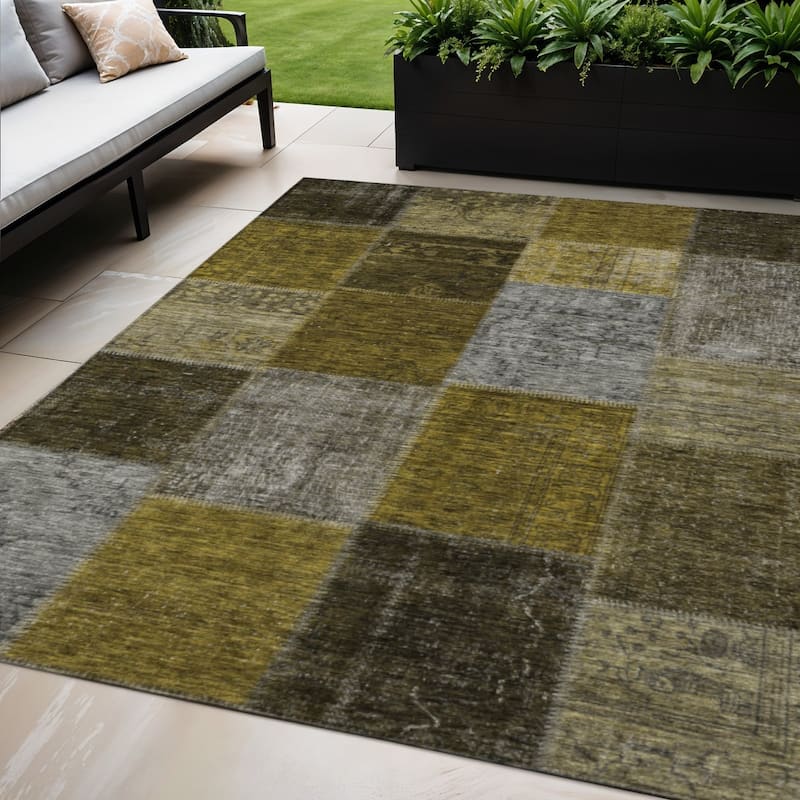 HomeRoots Patchwork Transitional Rectangle Outdoor Rug - 5' X 8'