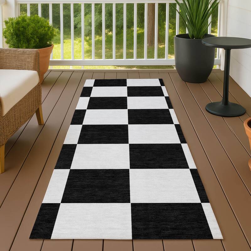 Machine Washable Indoor/ Outdoor Modern Checker Chantille Rug - Black - 2'3" x 7'6"