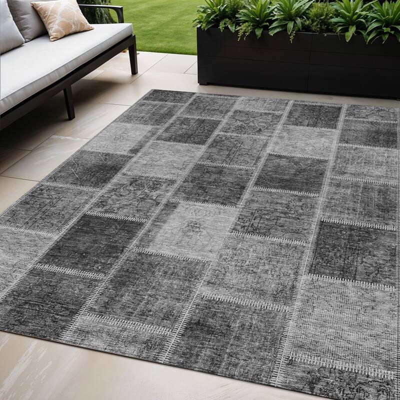 HomeRoots Patchwork Transitional Rectangle Outdoor Rug - 5' X 8'