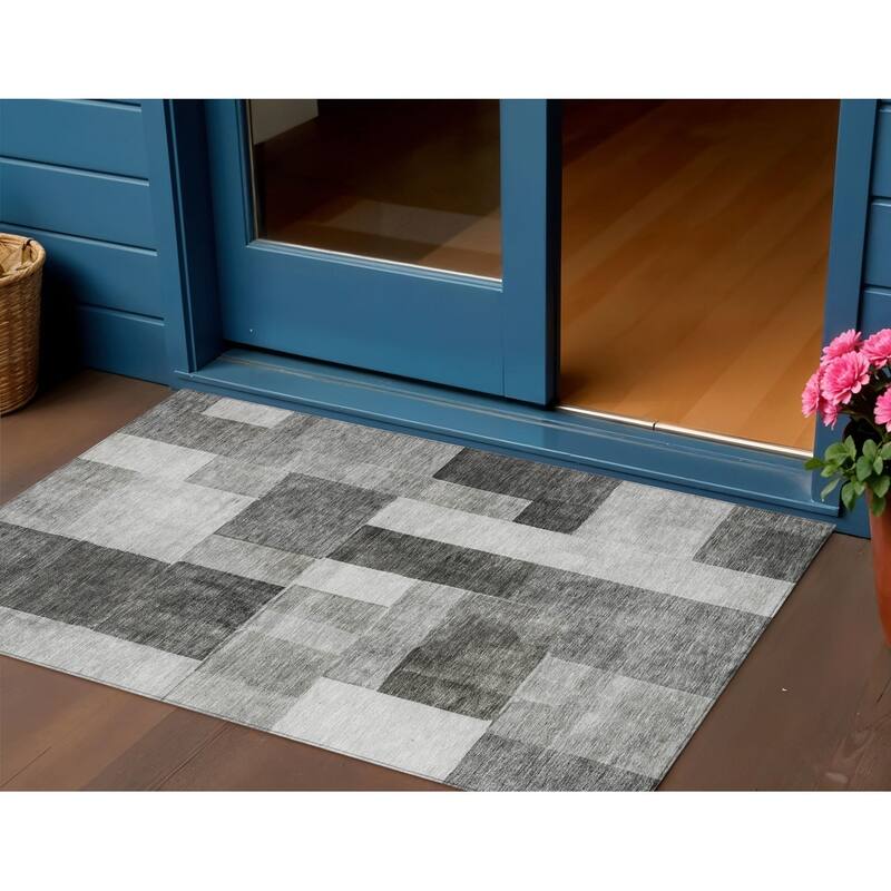 HomeRoots Geometric Transitional Rectangle Outdoor Rug - 3' x 5'