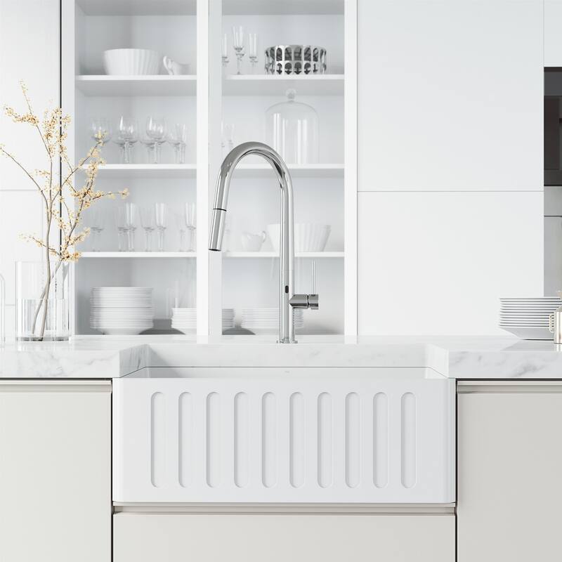 VIGO Greenwich 18" H Single Handle Pull-Down Sprayer Kitchen Faucet with Touchless Sensor