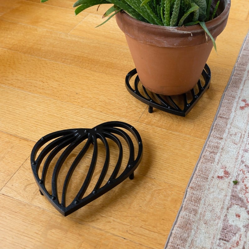 Achla Designs 6.88"W Black Powedercoat Finish Wrought Iron Leaf Trivet (Set of 2)