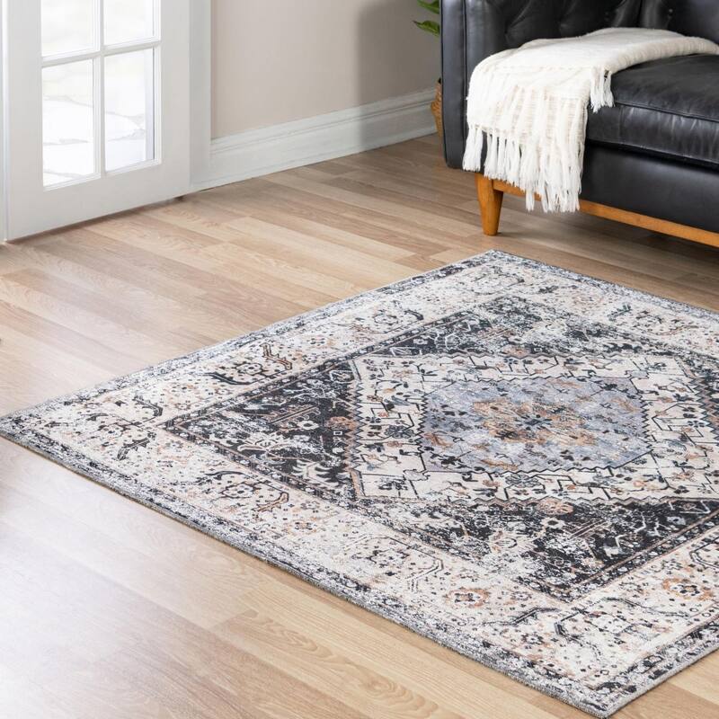 Traditional Tira Collection Area Rug