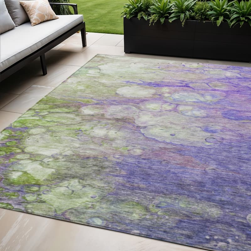 HomeRoots Abstract Transitional Rectangle Outdoor Rug - 5' X 8'