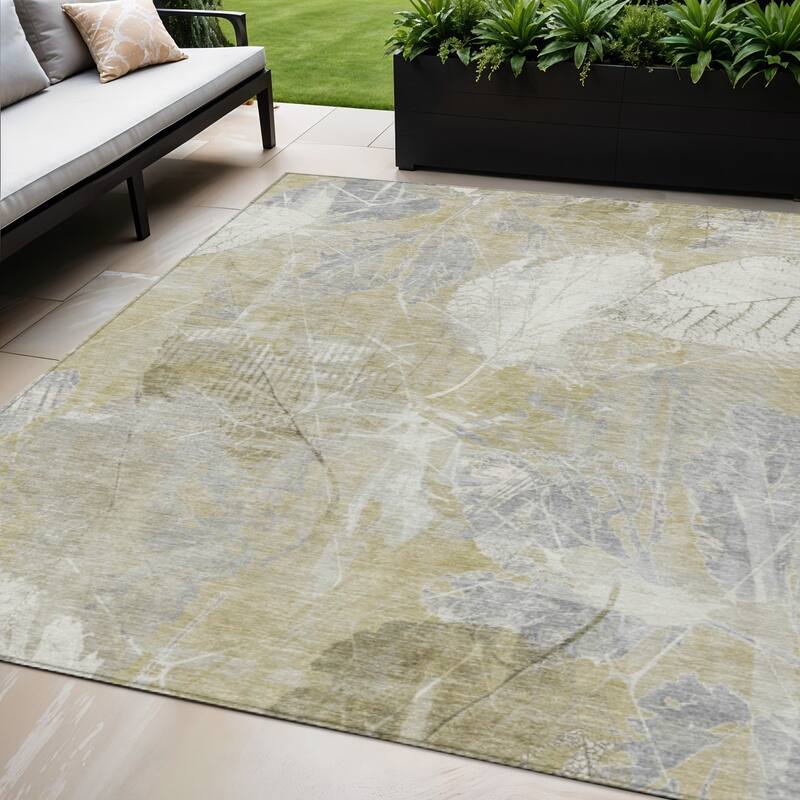 HomeRoots Floral Transitional Rectangle Outdoor Rug - 5' X 8'