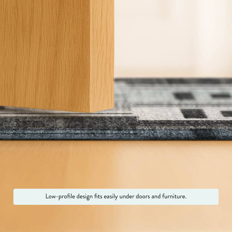 Machine Washable Indoor/ Outdoor Modern Wamego Chantille Rug