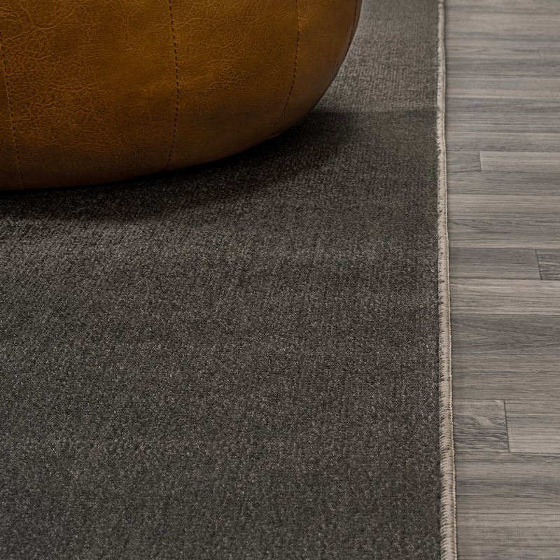 JONATHAN Y Fawning Classic Solid Low-Pile Machine-Washable Terra Area Rug