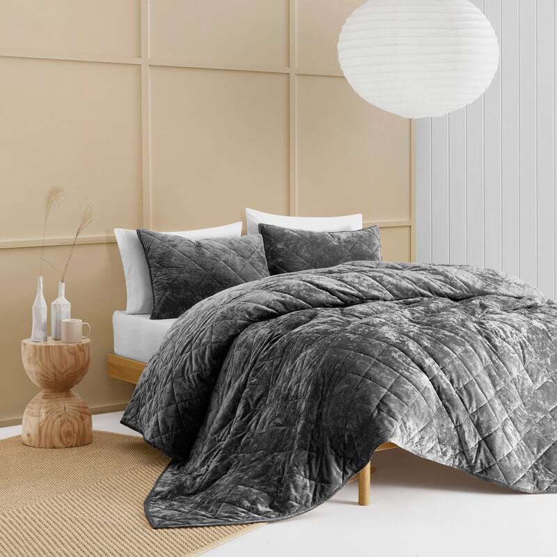 Wonderful Diamond Velvet 3 Piece Quilt Set