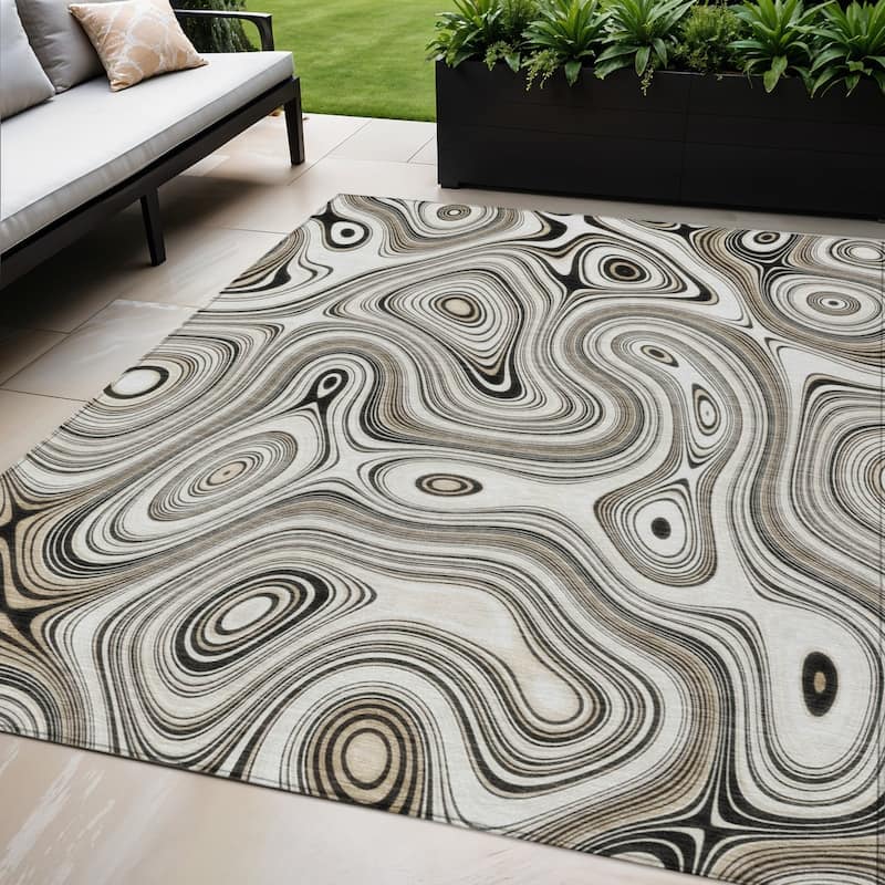 HomeRoots Geometric Transitional Rectangle Outdoor Rug - 5' X 8'