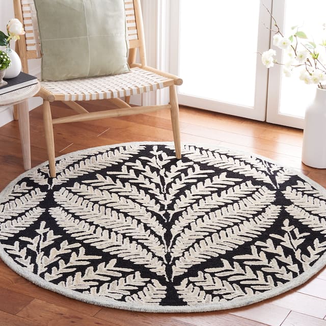 SAFAVIEH Handmade Capri Ilianka Wool Rug - 5' Round - Black/Ivory