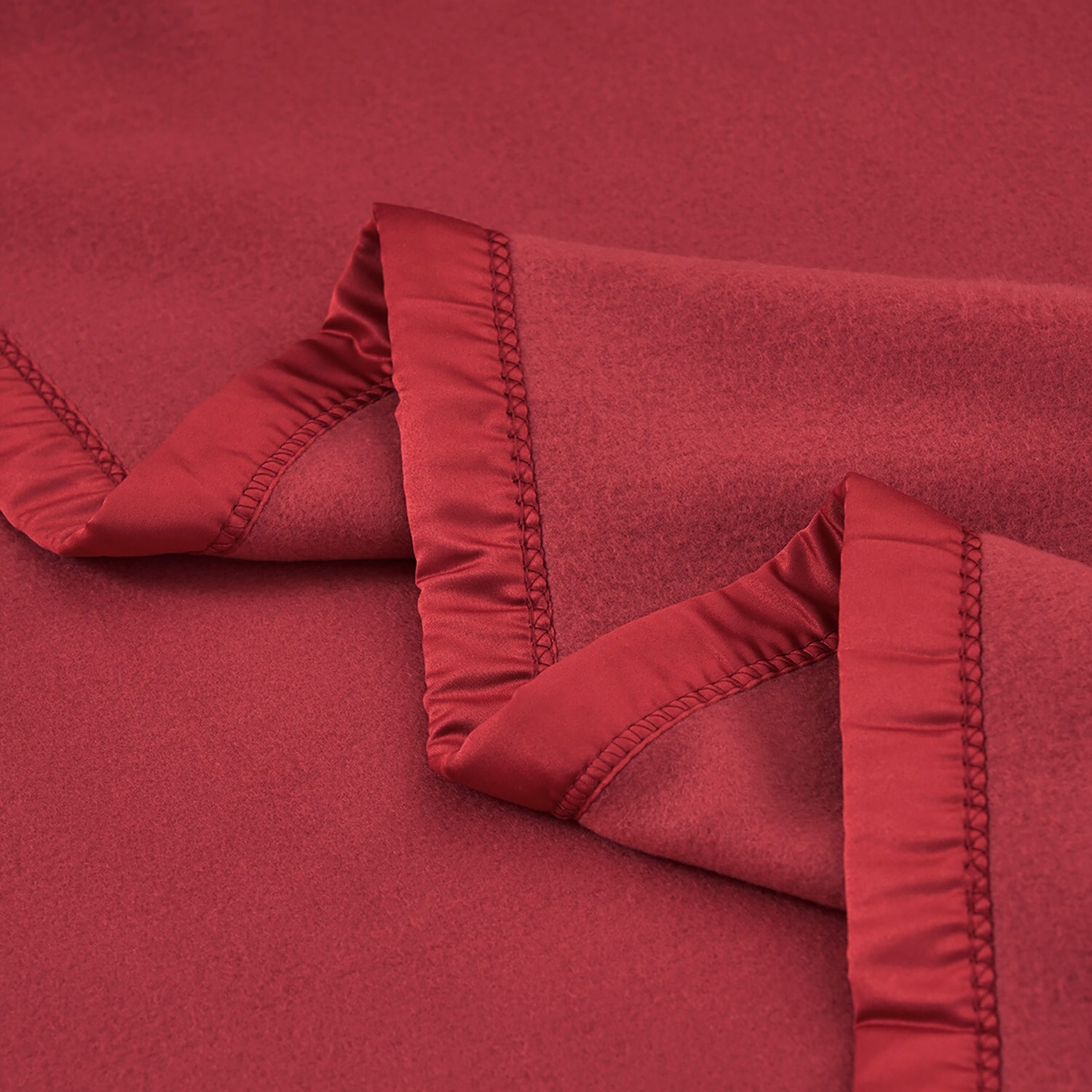 Cozy Summer Satin Fleece Blanket for Warmth & Comfort  -image