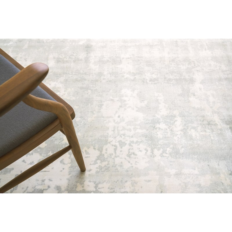 EXQUISITE RUGS Koda Hand-loomed Bamboo Silk Silver/Grey Area Rug.