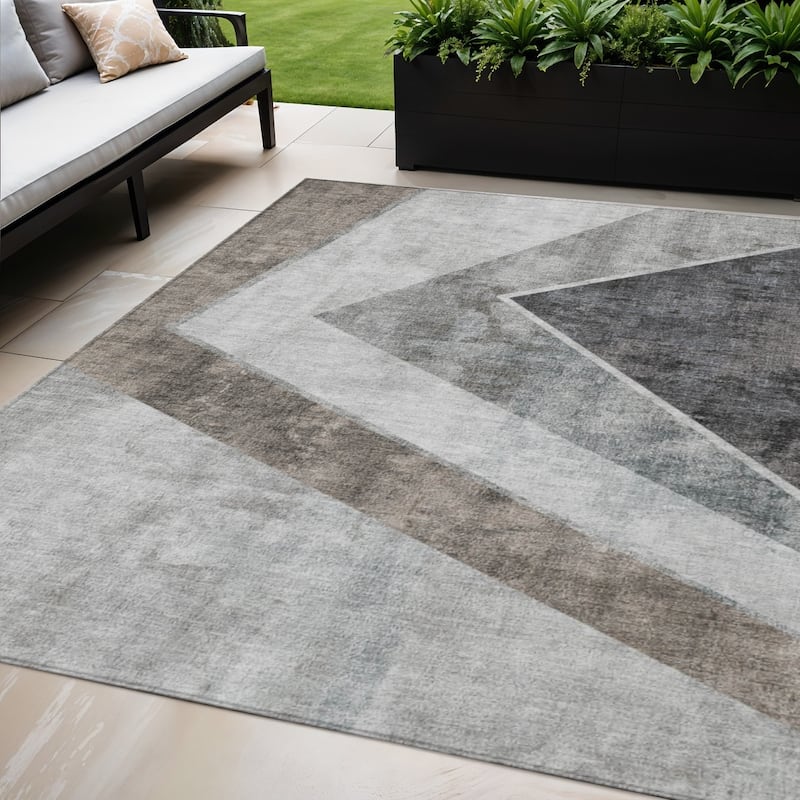 HomeRoots Geometric Transitional Rectangle Outdoor Rug - 5' X 8'