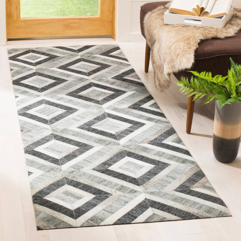 SAFAVIEH Handmade Studio Leather Alina Modern Leather Rug - 2'3" x 7' Runner - Ivory/Dark Grey
