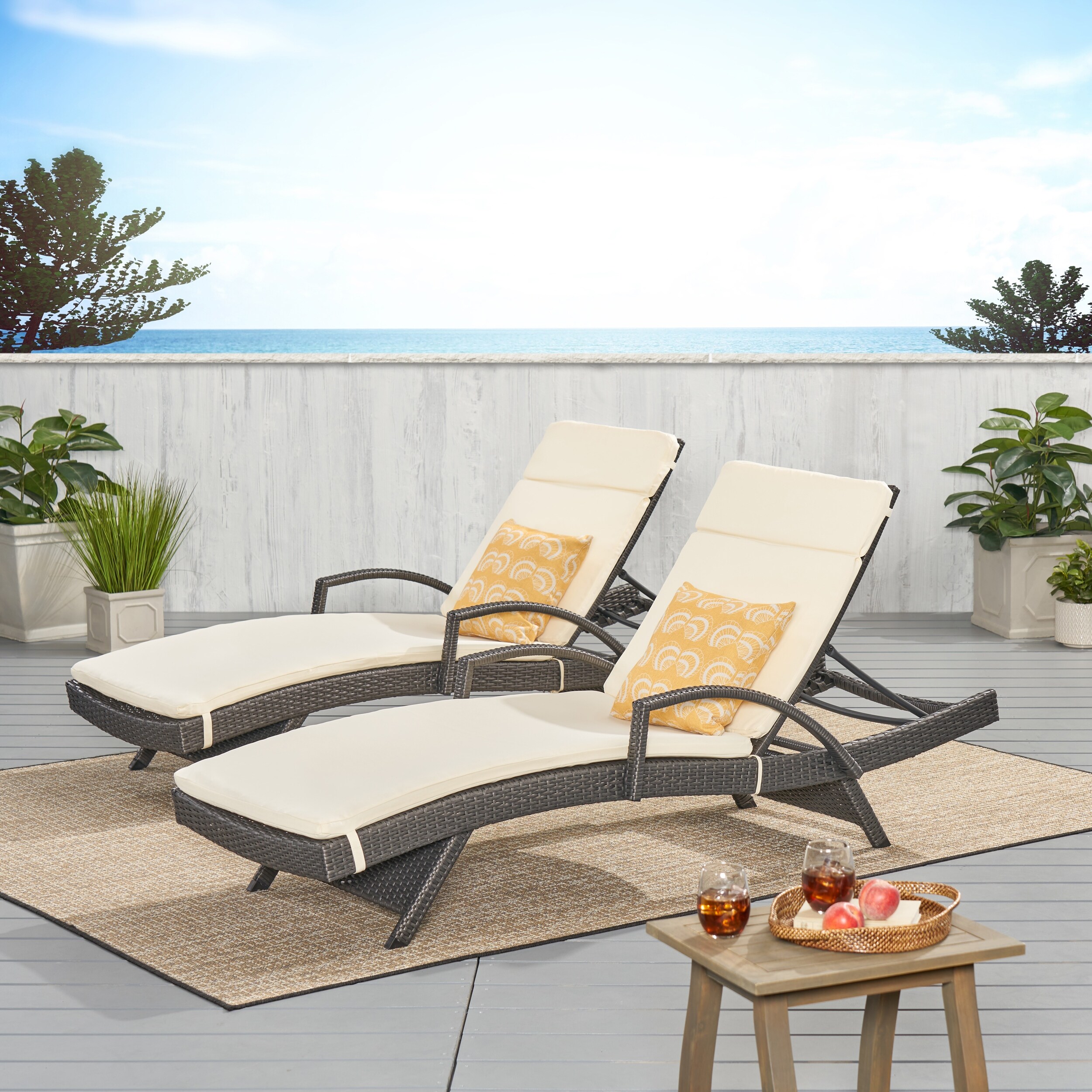 Cushioned shop lounge chair