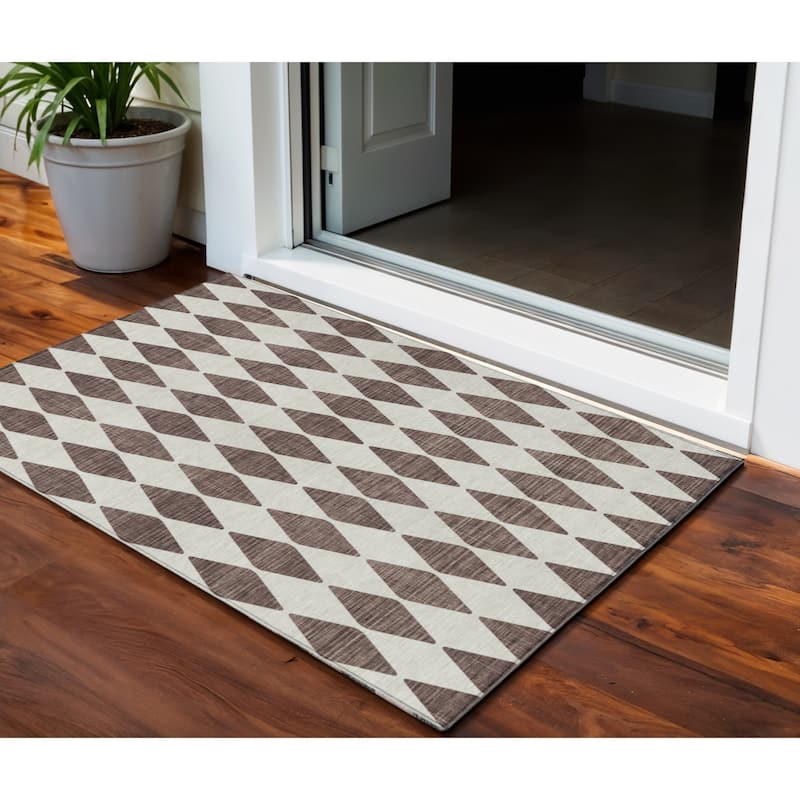 HomeRoots Geometric Transitional Rectangle Outdoor Rug - 3' x 5'