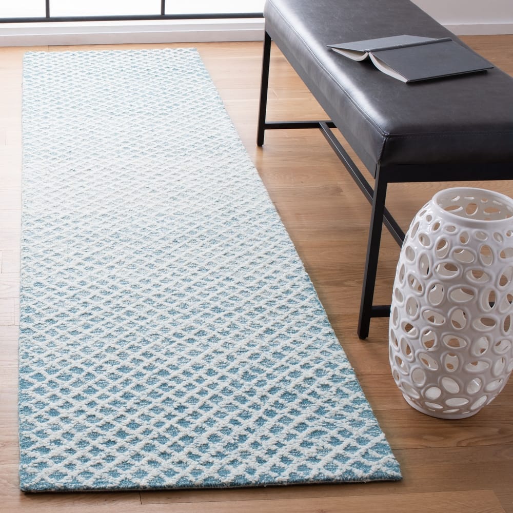 SAFAVIEH Handmade Micro-Loop Louwra Wool Rug